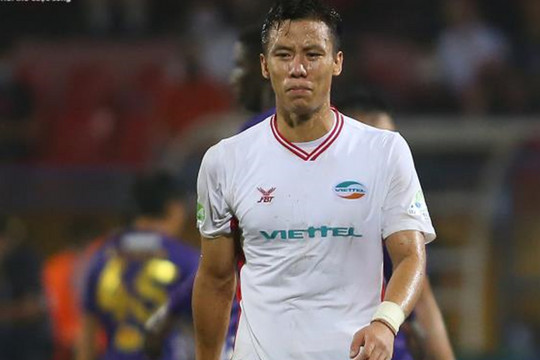 Hà Nội FC thắng ngược trong 6 phút, Quế Ngọc Hải cau có cãi nhau với đồng đội