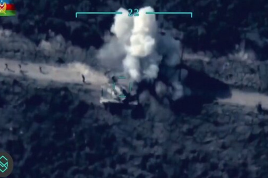 Máy bay không người lái Azerbaijan tiêu diệt tăng-thiết giáp Armenia
