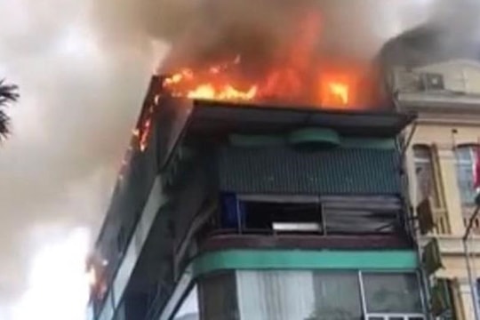 Nhà hàng hải sản ở Hà Nội bốc cháy, thực khách hoảng loạn bỏ chạy