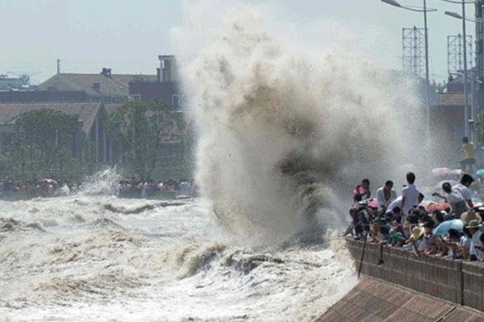 Khách Trung Quốc chen lấn xem sóng lớn hung dữ như 'thủy quái' trên sông