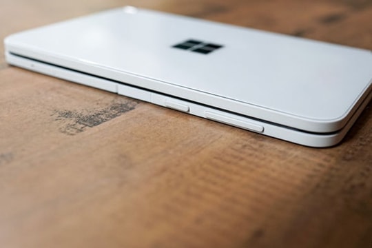 Microsoft đau đầu khi Surface Duo bị nứt vì quá mỏng