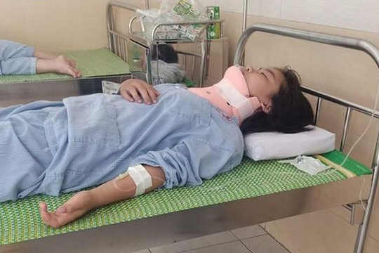 Hà Nội: Nữ sinh bị bạn đánh chấn thương đốt sống cổ