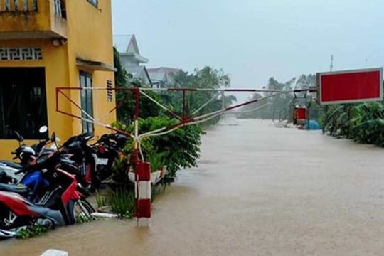 Mưa lũ lớn, ngành đường sắt tạm dừng chạy tàu từ Hà Nội-Đông Hà