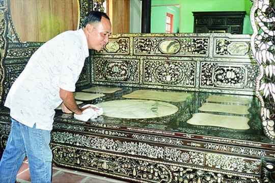 Cận cảnh chiếc giường được trả gần 4 tỷ nhưng đại gia đồ cổ ở Đồng Tháp chưa bán