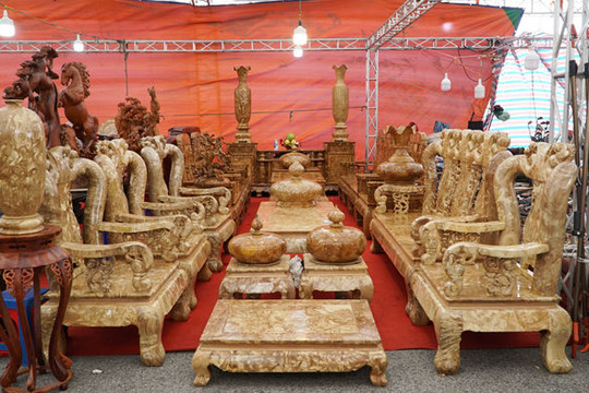 Chiêm ngưỡng bộ bàn ghế gỗ nu nghiến hơn 500 triệu đồng ở Hà Nội