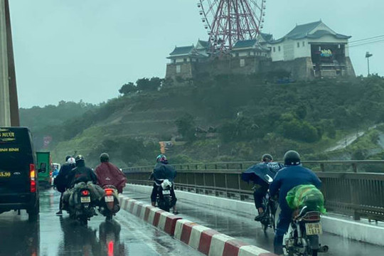 Ô tô đi chậm 'dìu' xe máy qua cầu Bãi Cháy trong gió bão