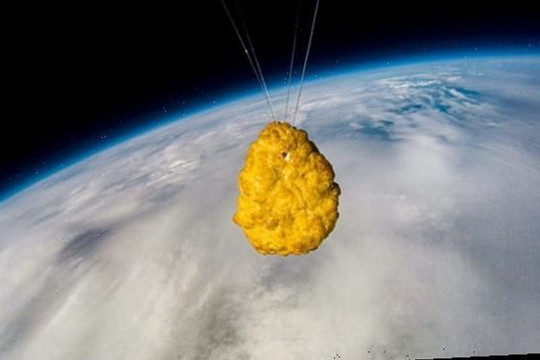 Miếng gà rán đầu tiên trên thế giới một mình bay vào vũ trụ