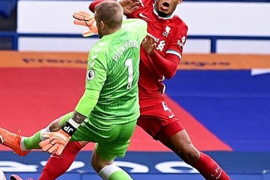 Van Dijk nghi bị đứt dây chằng đầu gối, nguy cơ nghỉ thi đấu 8 tháng