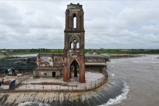 Chiêm ngưỡng nhà thờ đổ bên bờ biển 'độc nhất vô nhị' ở Việt Nam