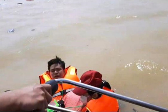 Đoàn cứu trợ 6 người bị lật thuyền rơi xuống dòng lũ dữ ở Quảng Bình