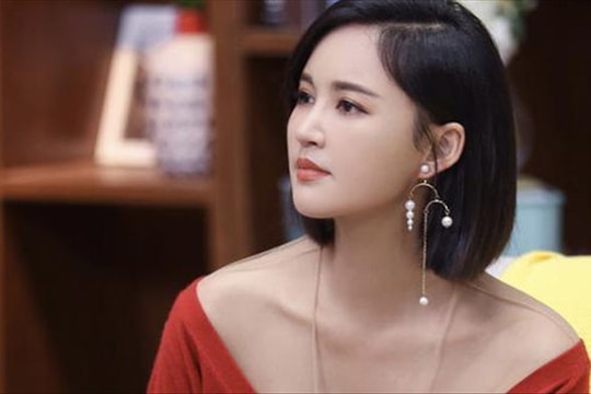 Nửa đêm đi công tác về, tôi 'hóa đá' khi thấy người phụ nữ mặc váy ngủ dưới chăn, song chỉ đành nuốt giận và khép cửa ra ngoài