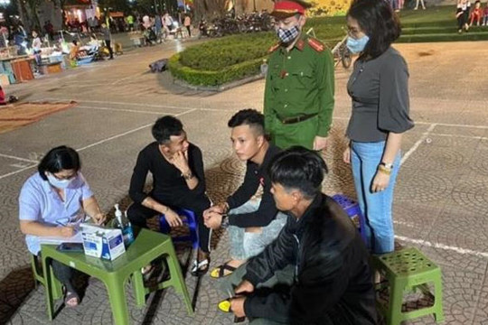 Hà Nội xử phạt người không đeo khẩu trang tại phố đi bộ hồ Hoàn Kiếm