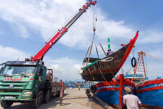 Hàng trăm tàu thuyền của ngư dân Đà Nẵng được đưa lên bờ tránh bão số 9