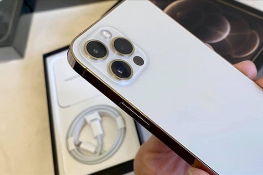 iPhone 12 lock về Việt Nam, giá từ 18 triệu đồng thì có nên mua?