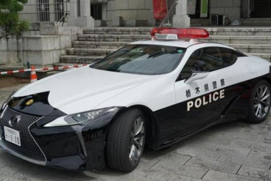Cảnh sát Nhật Bản được tặng Lexus LC 500 làm xe tuần tra