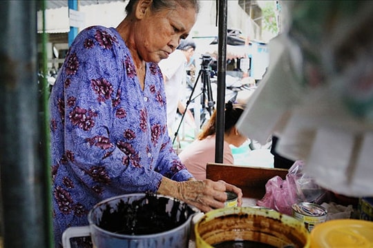 Cụ bà U70 bán ca cao bánh mì nuôi chồng và 3 con trưởng thành