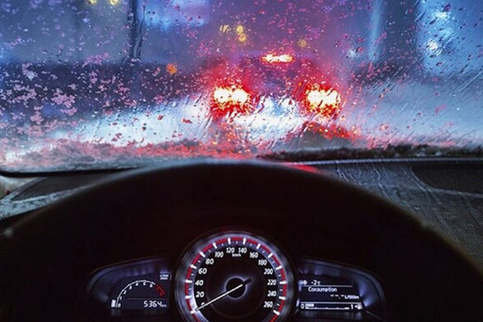 Cách xử lý kính ô tô bị mờ khi đi trời mưa