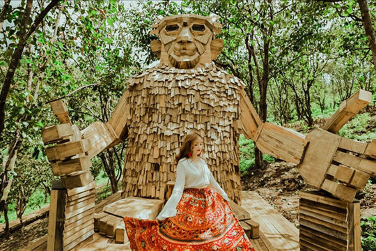 Du khách thích thú check-in với tượng gỗ quái vật 'khổng lồ' ở Đà Lạt