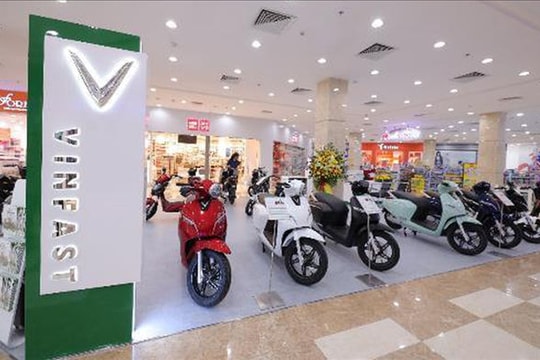 Vinfast đồng loạt khai trương 21 showroom ô tô và xe máy điện