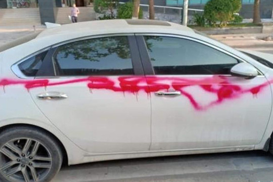 5 chiếc ô tô đỗ cạnh khu đô thị ở Hà Nội bị xịt sơn đỏ khắp thân xe