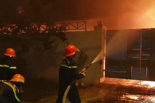 Sau nổ lớn, xưởng sản xuất nến ở Đà Nẵng cháy dữ dội trong mưa