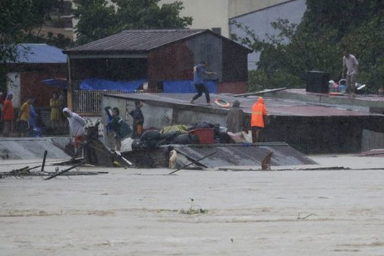 Bão lớn Vamco đổ bộ Philippines, dân trèo nóc nhà tránh lũ