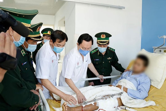 Phá án ma túy, trung úy biên phòng bị bắn vào chân sưng nề, biến dạng