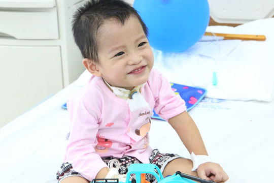 Bé trai 3 tuổi hơn 2 tháng “chiến đấu” với biến chứng tay chân miệng nặng