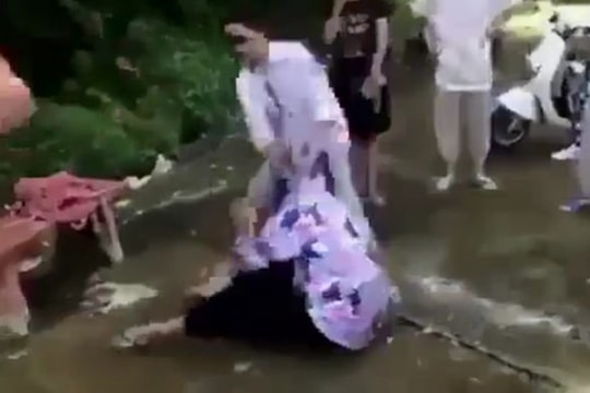 Clip nữ sinh bị đánh dã man: Gia đình nạn nhân nói gì?