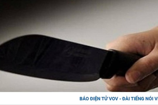 Bị nhắc nhở vì thường xuyên uống rượu, con trai cầm dao truy sát bố đẻ