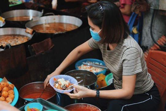 Quán bánh rán vỉa hè Hà Nội, ngày cả trăm lượt khách xếp hàng thưởng thức