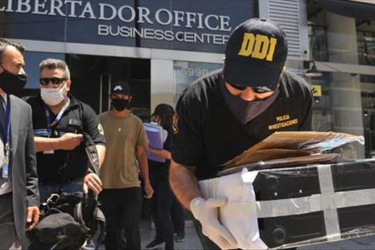 Cảnh sát khám nhà 3 tiếng, bác sĩ riêng của Maradona phủ nhận ngộ sát
