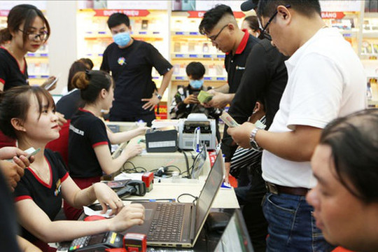 Dân Việt đua nhau 'đốt tiền' mua iPhone 12, cổ phiếu FPT Shop 'cháy hàng'