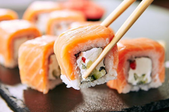 Gặp ảo giác trong nhiều tháng vì ăn sushi để lâu ngày