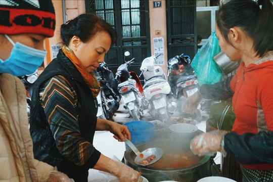 Lạ lùng quán bún 'nhà giàu thời bao cấp', ngày bán 600 bát ở Hà Nội