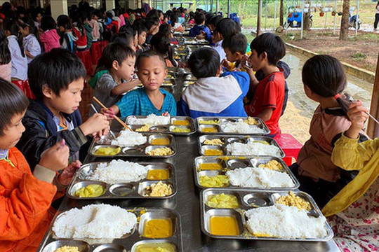 15 nghìn đồng/3 bữa ăn/ngày cho học sinh miền núi: Thầy cô đau đầu