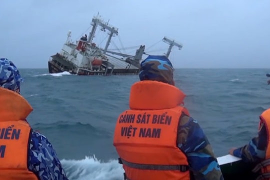 Tàu Panama chở 7.800 tấn hàng chìm trên biển Phú Quý, cứu hộ nhiều thuyền viên
