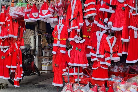 Thị trường mùa Giáng sinh: Hàng phong phú, người mua ít