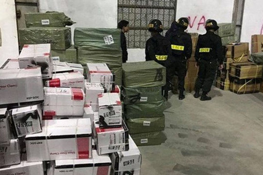 Đình chỉ hàng loạt cán bộ hải quan Quảng Ninh sau vụ 'bắt cả nhà' buôn lậu