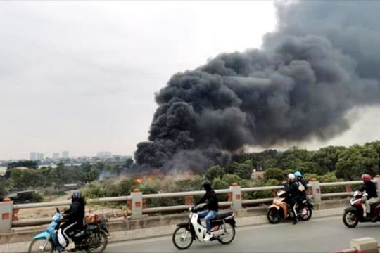 Hà Nội: Cháy lớn bãi phế liệu dưới chân cầu Thanh Trì