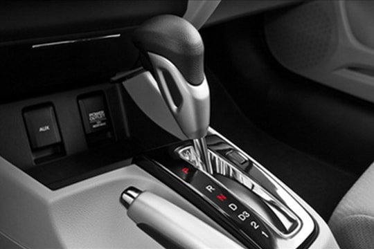 Đỗ xe số tự động đúng cách: Về P rồi kéo phanh tay hay ngược lại?