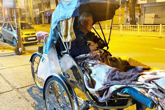 Ảnh: Xót xa cảnh người vô gia cư nằm co ro bên góc phố Sài Gòn giữa đêm trở gió