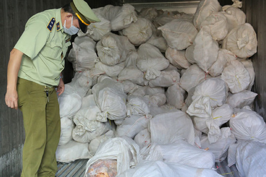 Kinh hoàng hàng Tết: Tổng kho 16 tấn thịt gia cầm bốc mùi