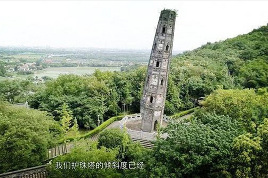 Tòa tháp 'nghiêng vẹo' 7 độ, chân tháp bị phá hủy, nhưng tồn tại 1.000 năm
