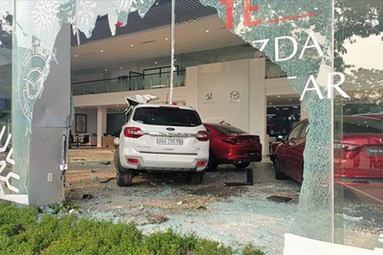 Khởi tố nữ tài xế tông một người tử vong trước showroom ô tô