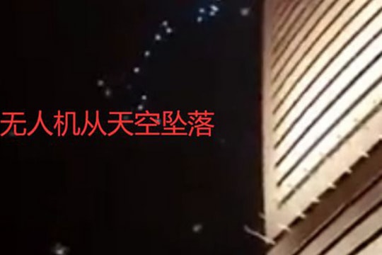 Cả trăm chiếc drone đâm vào tòa nhà khi đang biểu diễn, dân mạng lại nghi ngờ 'Made in China'