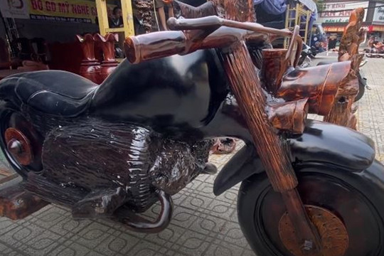Video: Mô hình xe Harley Davidson bằng gỗ sao nặng gần 1 tấn ở TP.HCM