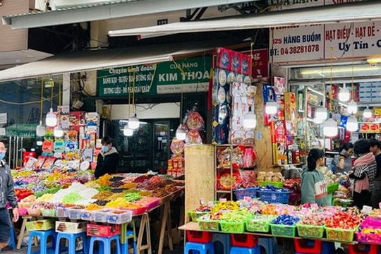 COVID-19 bùng phát ở Hà Nội: Hàng Tết bày đầy đường, khách vẫn thờ ơ