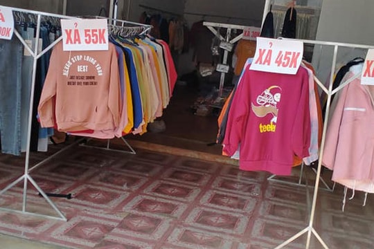 Dồn hết tiết kiệm buôn quần áo, lỗ nặng phải bán vàng cưới để sắm Tết