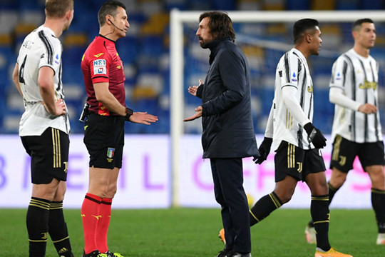 Juventus thua đau Napoli, Pirlo đổ lỗi cho trọng tài